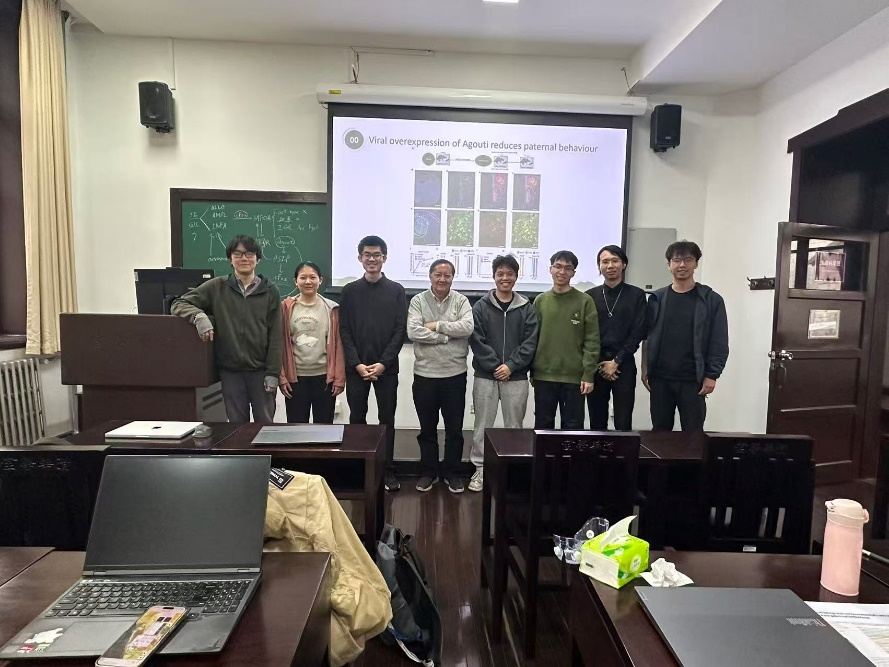 同学们与刘栋老师讨论文献
