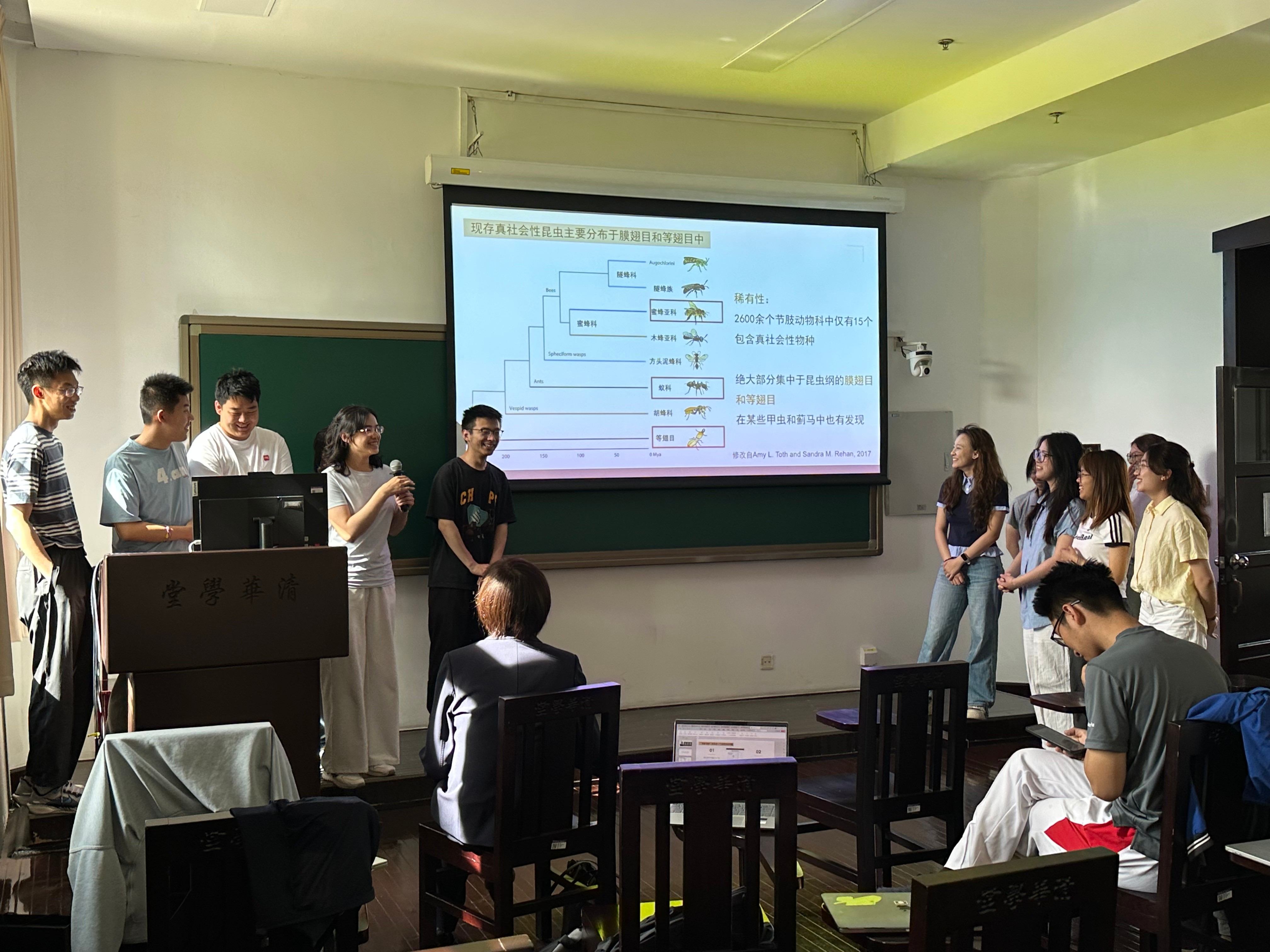 小组成员回答同学提问